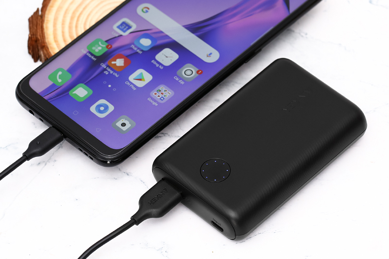 Sạc dự phòng Anker PowerCore II A1230 có vỏ nhựa đen cứng cáp, chống bám bụi và vân tay